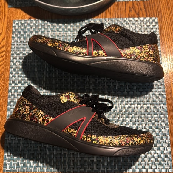 TRAQ BY ALEGRIA Qarma in Pretty Things floral sneakers - Picture 2 of 6